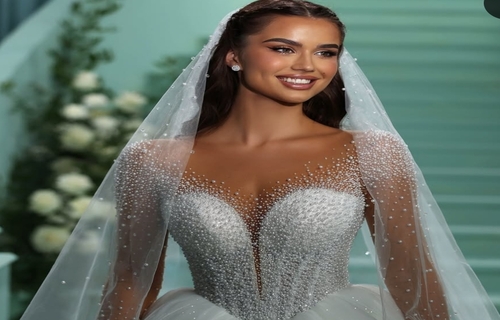 Как выбрать свадебное платье невестам с полной грудью?